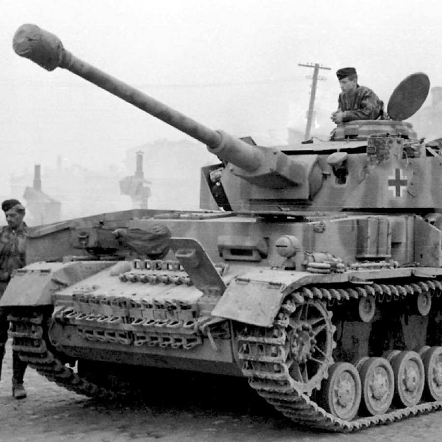 1,5 x 3,5 cm Pin Panzer Hummel 